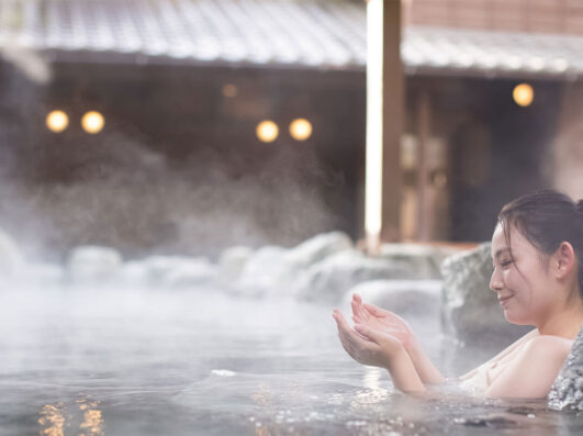 温泉旅行でゴルフを楽しむ